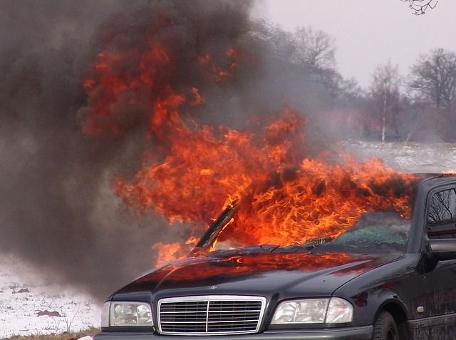 Le auto distrutte dalle fiamme